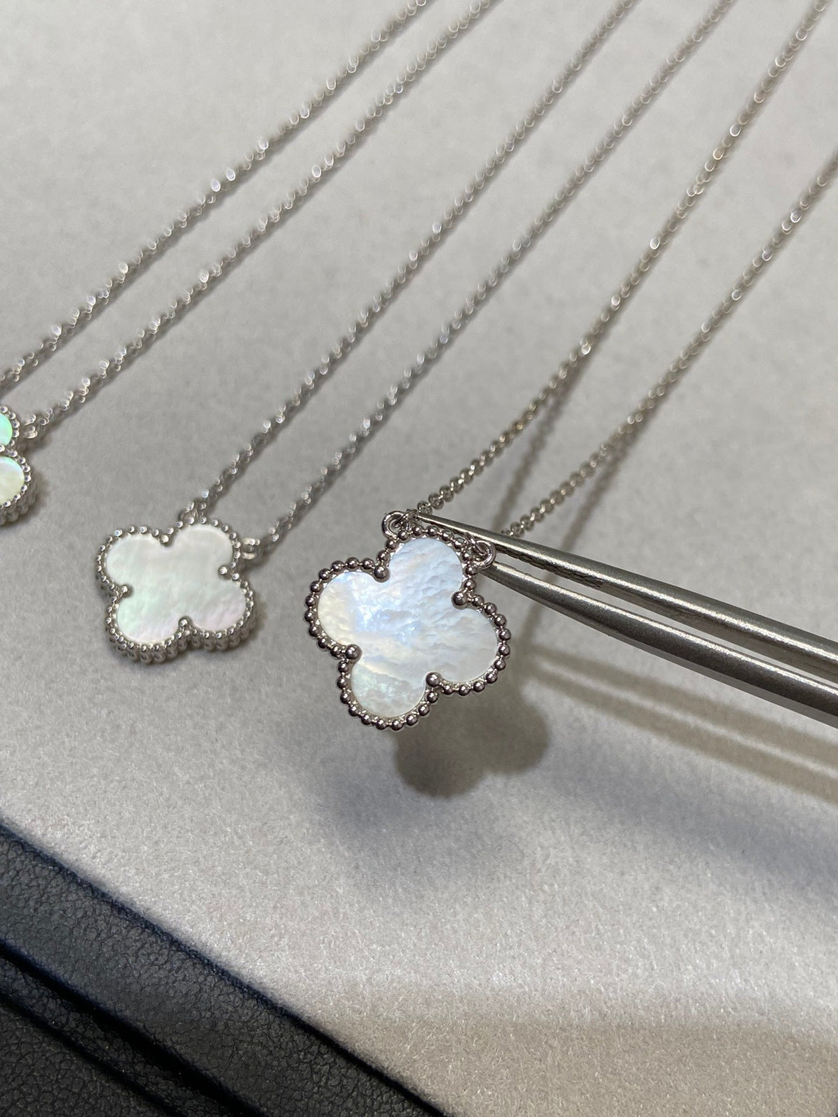 [Triumph Jewelry]CLOVER MEDIUM SILVER WHITE MOP NECKLACE