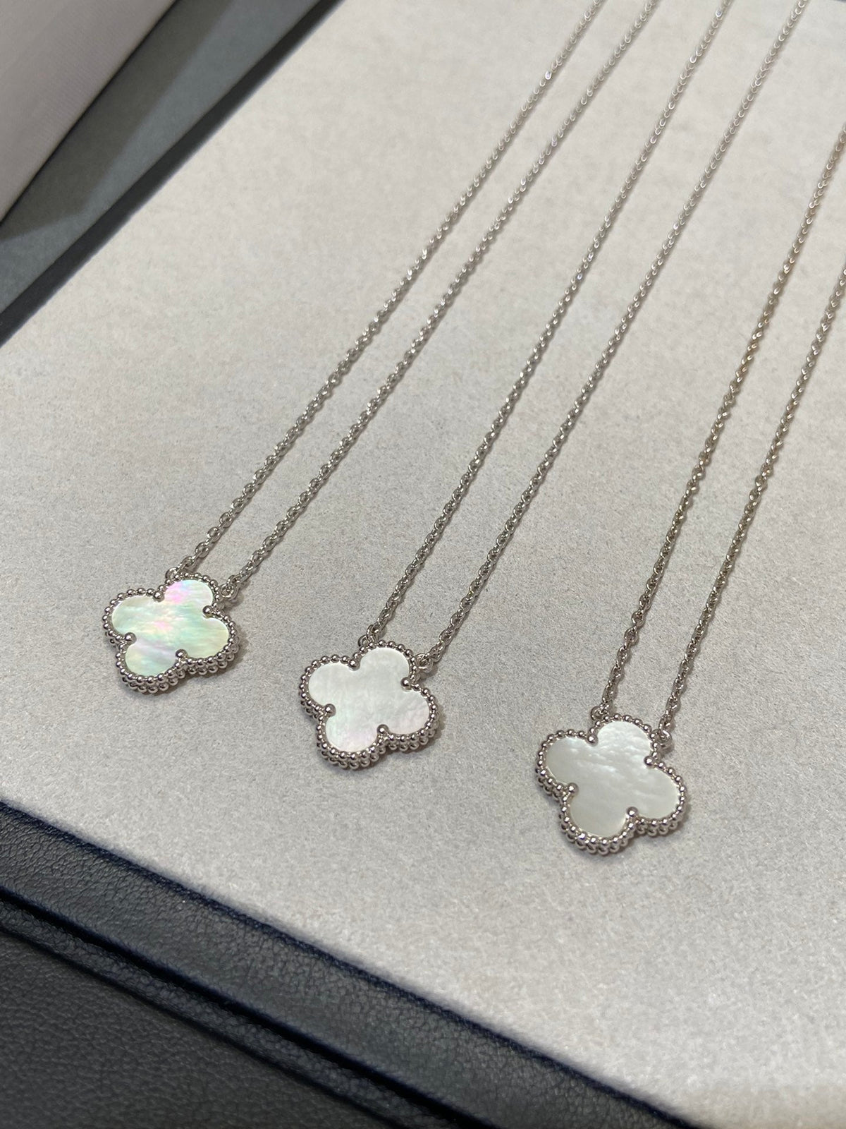 [Triumph Jewelry]CLOVER MEDIUM SILVER WHITE MOP NECKLACE
