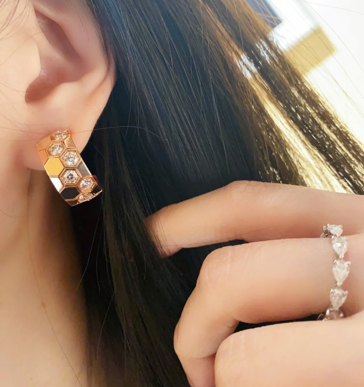 [Triumph Jewelry]BEE LOVE DIAMOND HOOP EARRINGS
