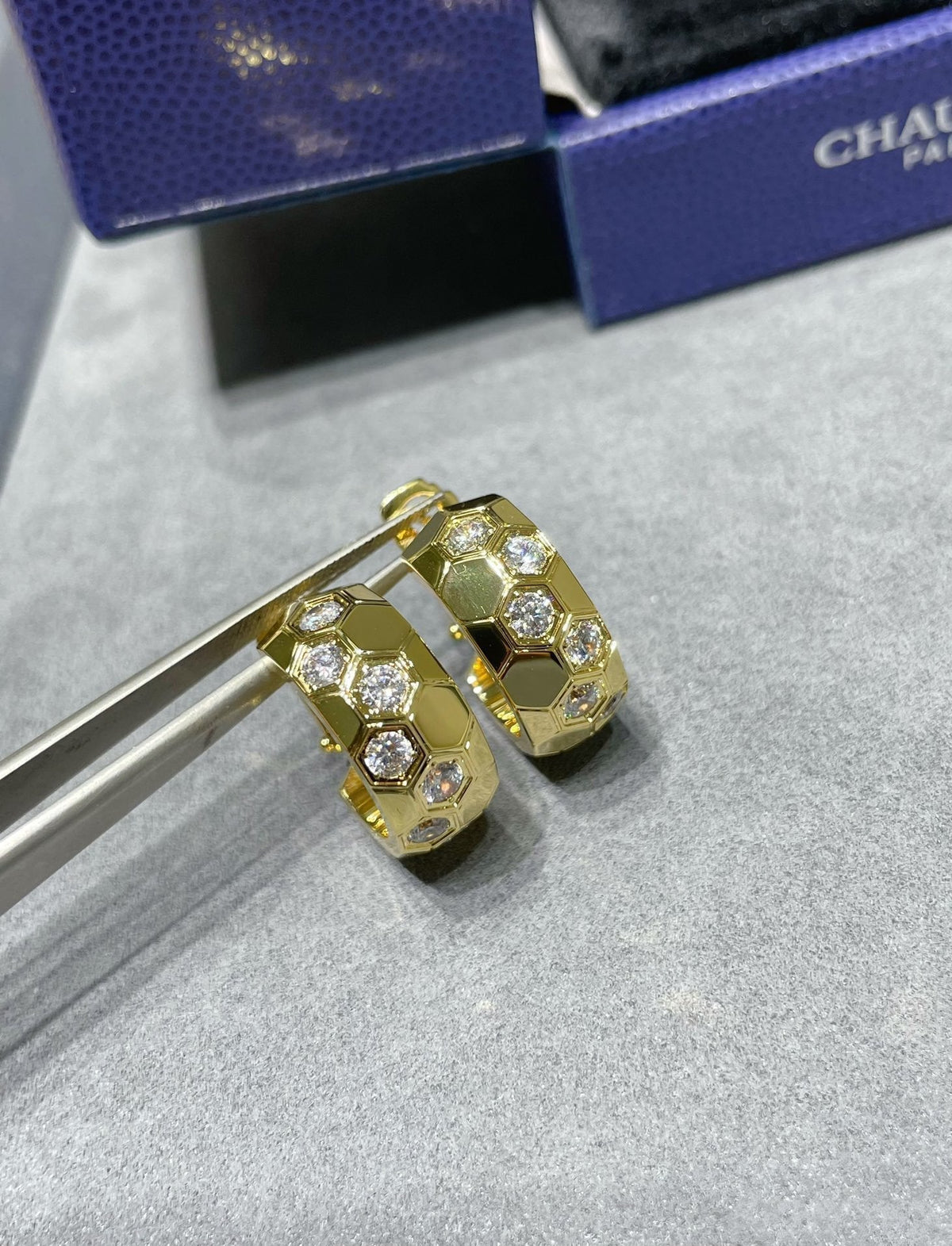 [Triumph Jewelry]BEE LOVE DIAMOND HOOP EARRINGS