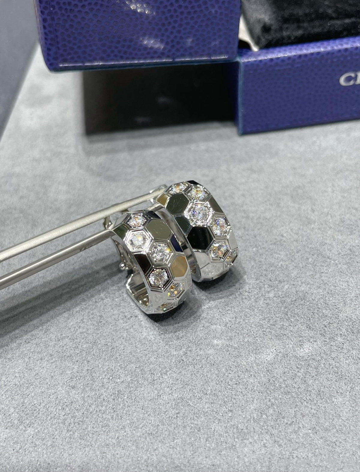 [Triumph Jewelry]BEE LOVE DIAMOND HOOP EARRINGS