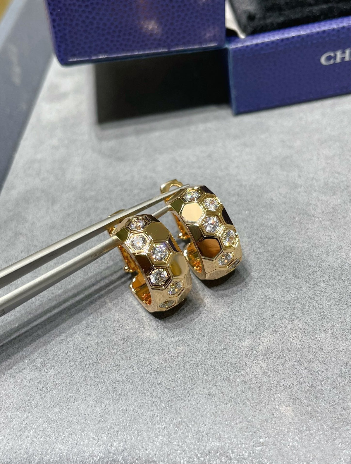 [Triumph Jewelry]BEE LOVE DIAMOND HOOP EARRINGS
