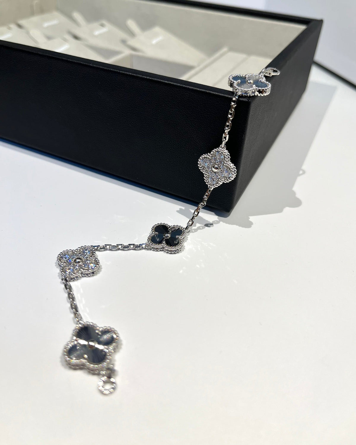 [Triumph Jewelry] CLOVER 5 MOTIF LASER BRACELET COLLECTION