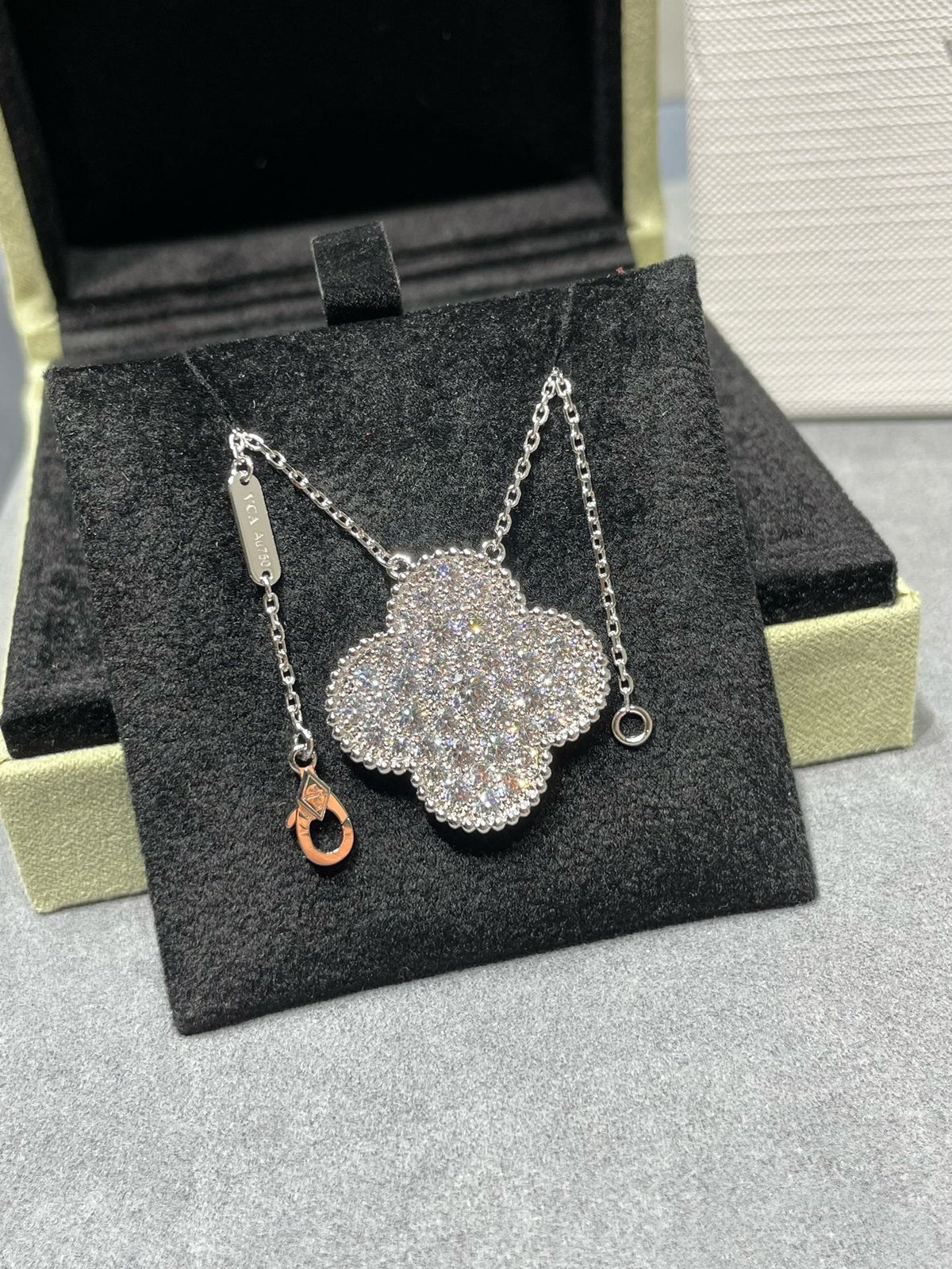 [Triumph Jewelry]CLOVER 25MM LARGE PENDANT DIAMOND PAVED SILVER NECKLACE