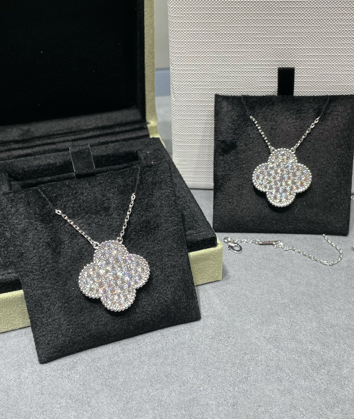 [Triumph Jewelry]CLOVER 25MM LARGE PENDANT DIAMOND PAVED SILVER NECKLACE
