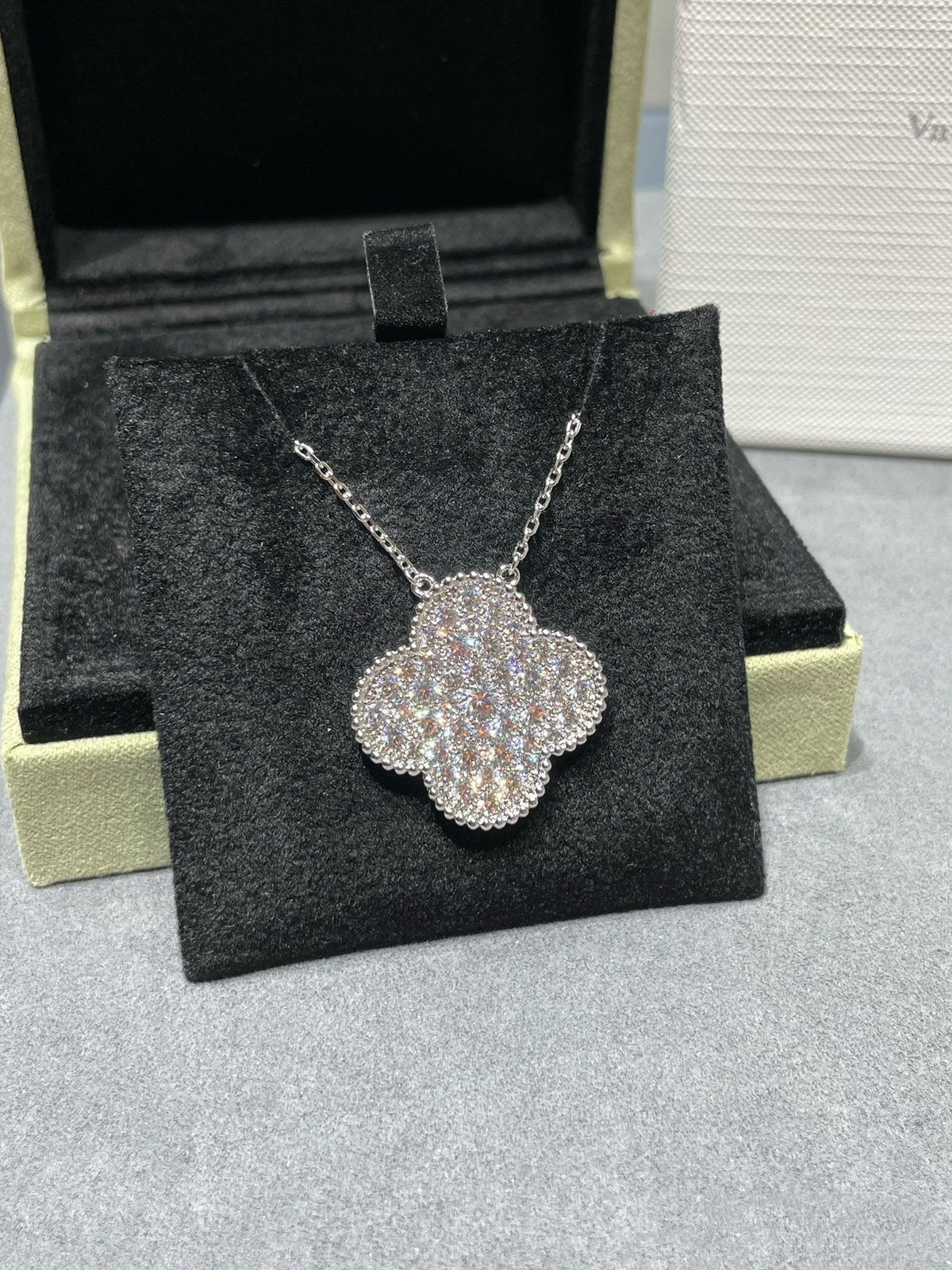 [Triumph Jewelry]CLOVER 25MM LARGE PENDANT DIAMOND PAVED SILVER NECKLACE