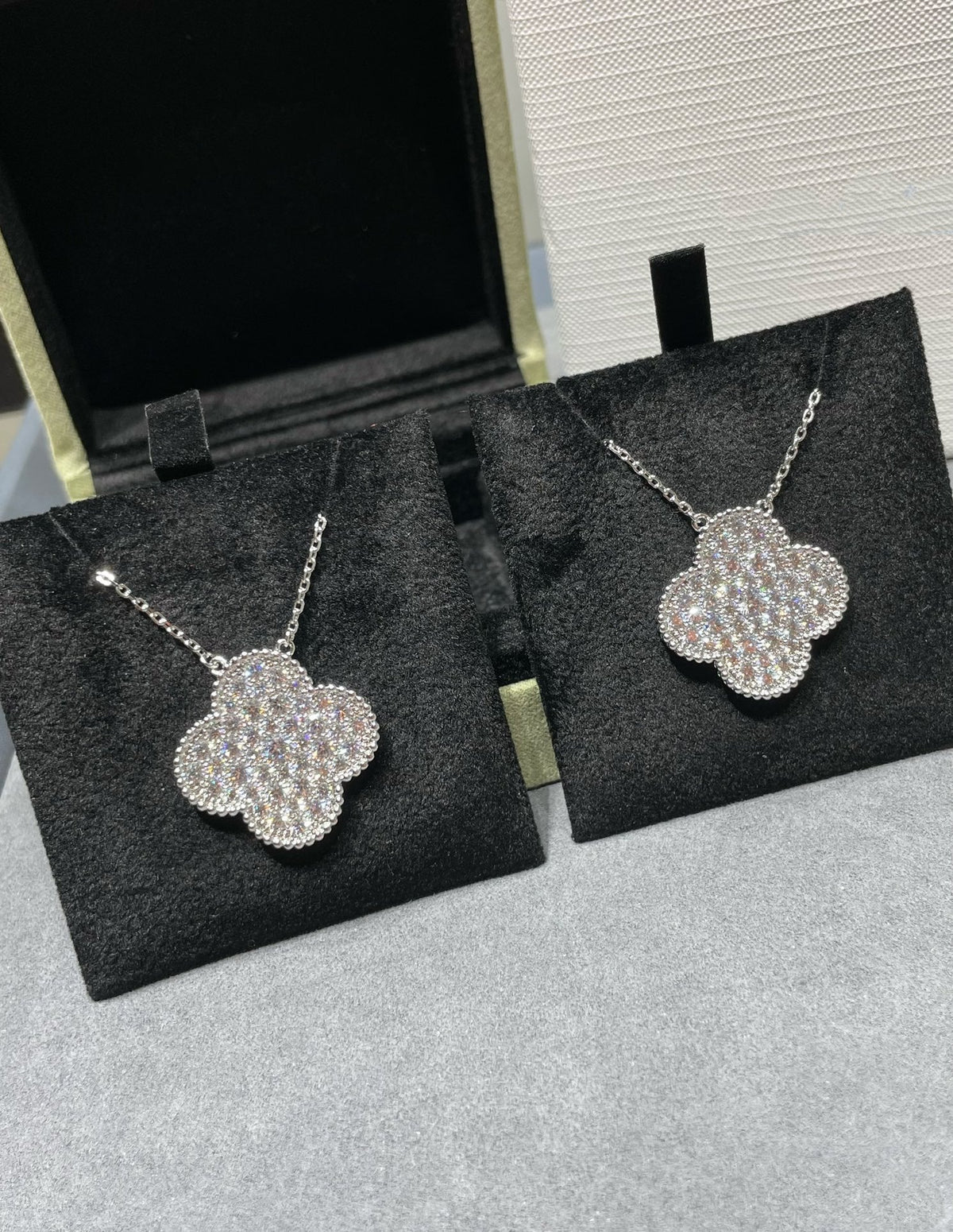 [Triumph Jewelry]CLOVER 25MM LARGE PENDANT DIAMOND PAVED SILVER NECKLACE