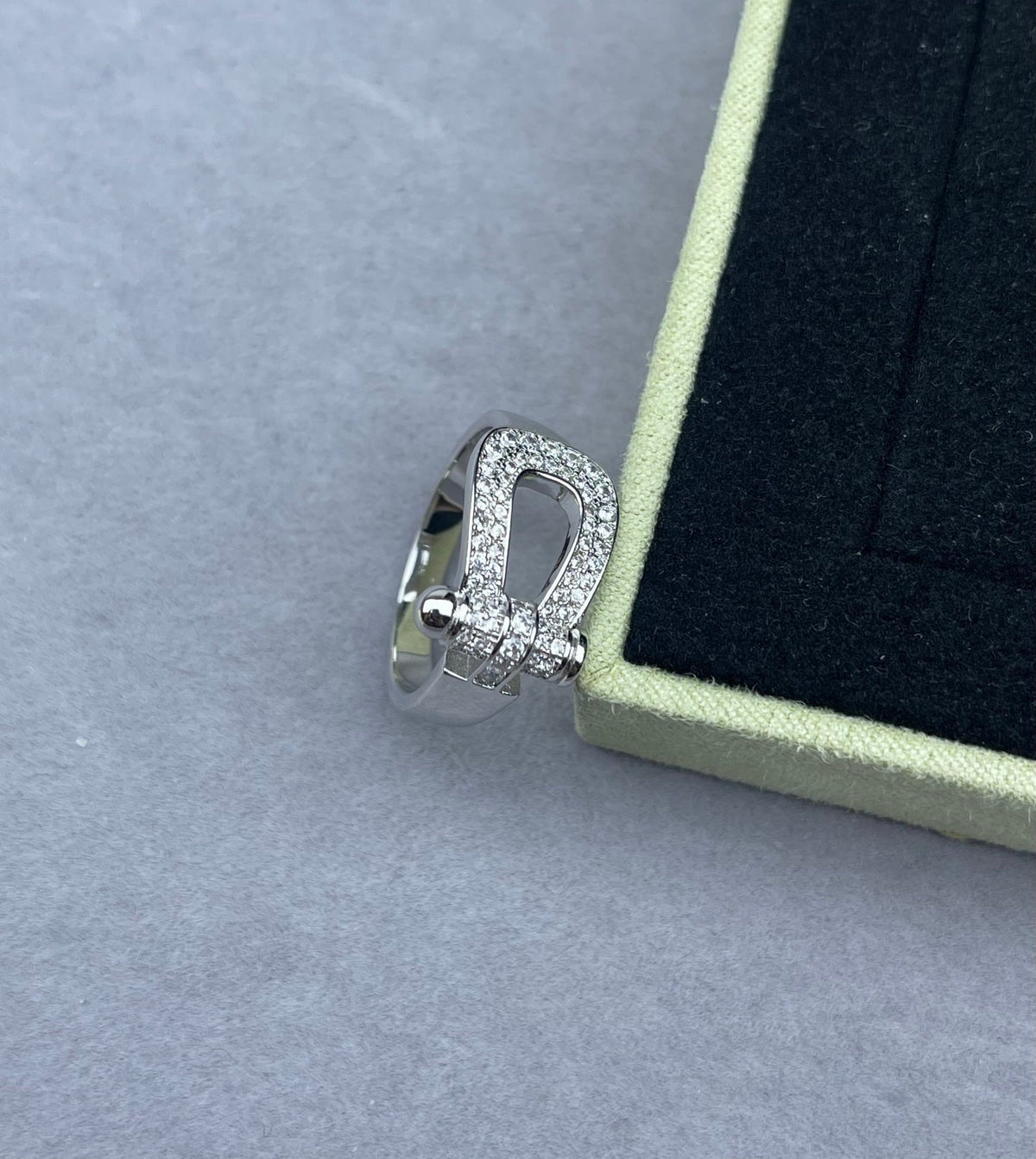 [Triumph Jewelry]Wide Hoof-Shaped Diamond-Studded Ring