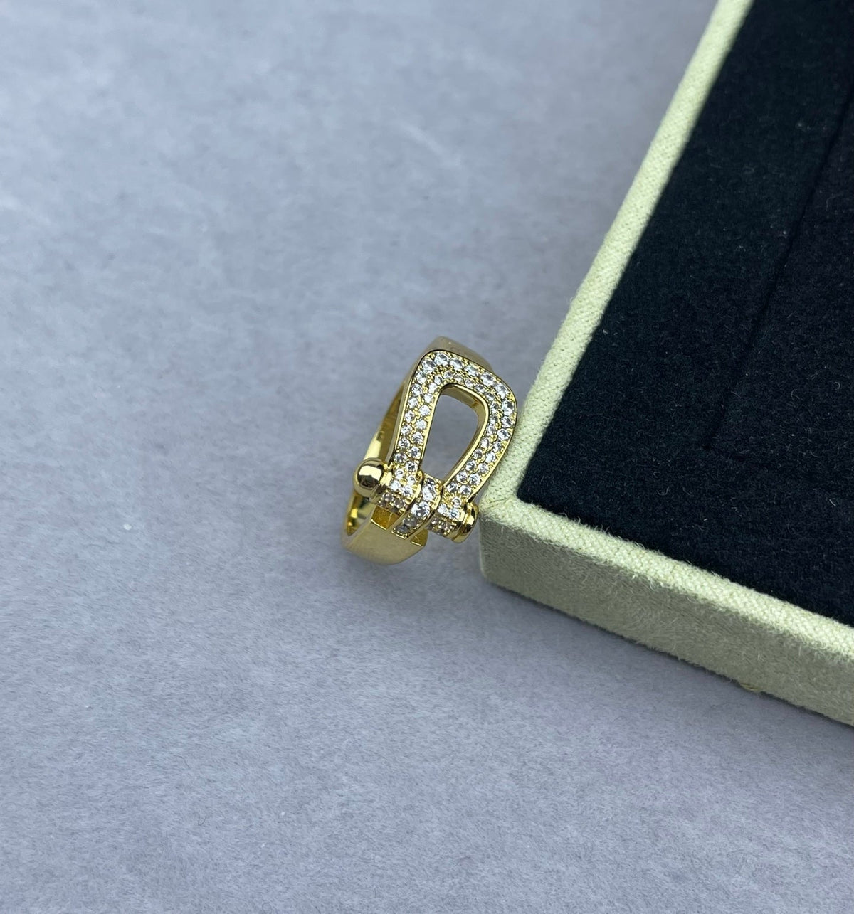 [Triumph Jewelry]Wide Hoof-Shaped Diamond-Studded Ring