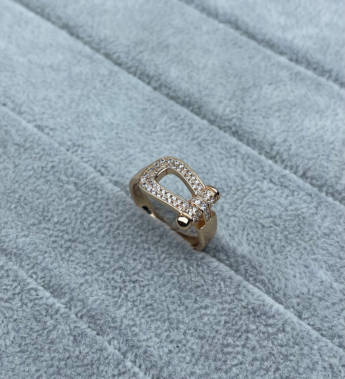 [Triumph Jewelry]Wide Hoof-Shaped Diamond-Studded Ring