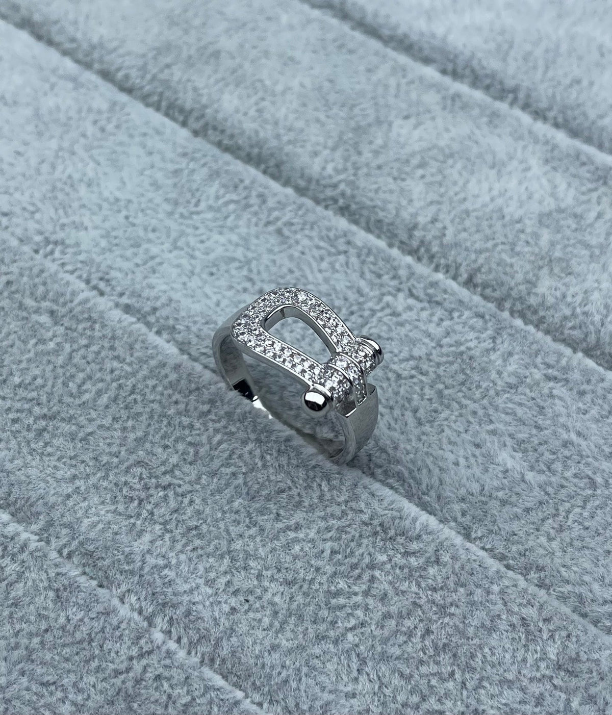 [Triumph Jewelry]Wide Hoof-Shaped Diamond-Studded Ring