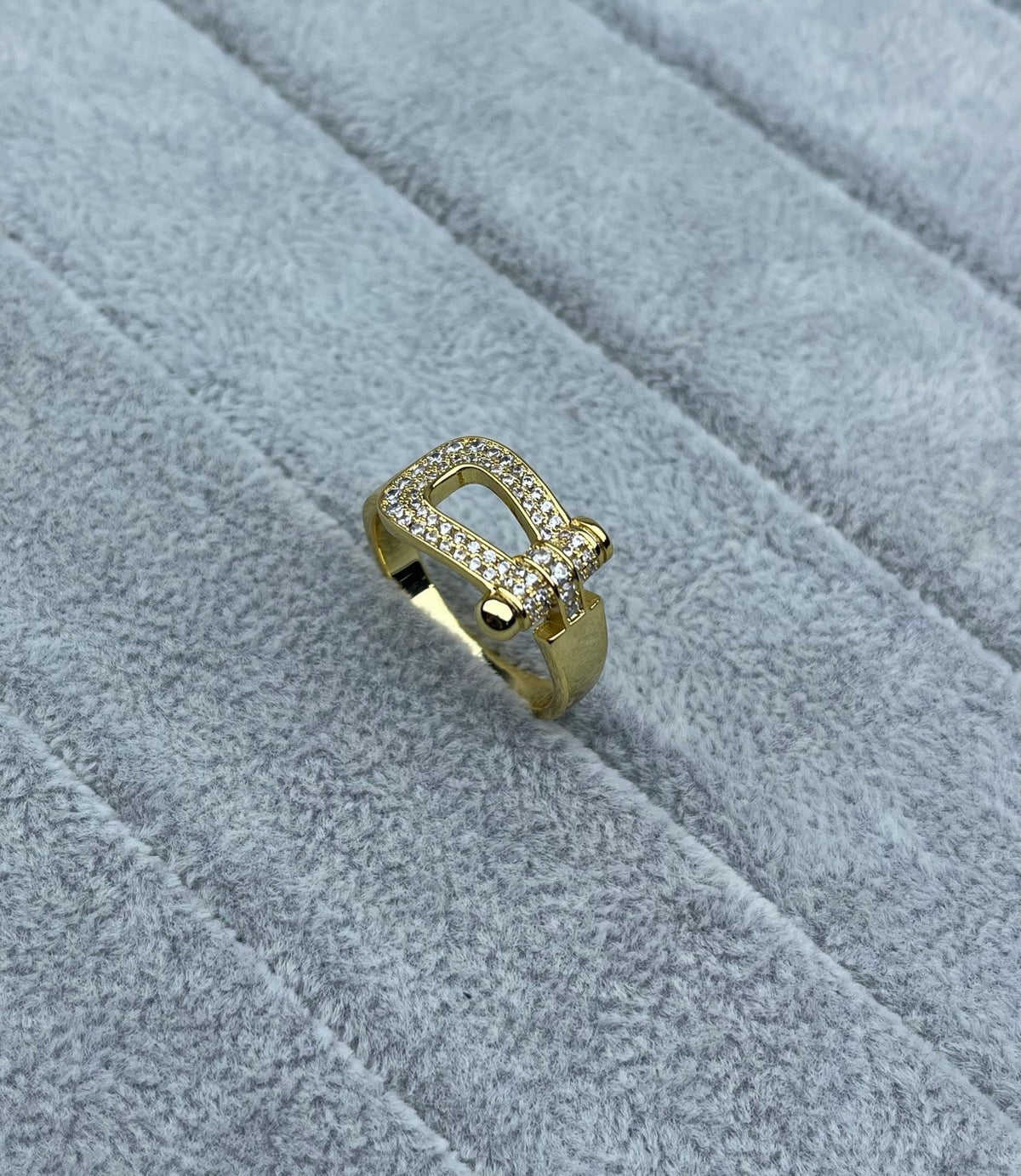 [Triumph Jewelry]Wide Hoof-Shaped Diamond-Studded Ring