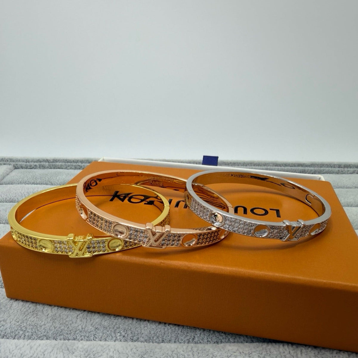 [Triumph JewelryPAVE DIAMOND BANGLE