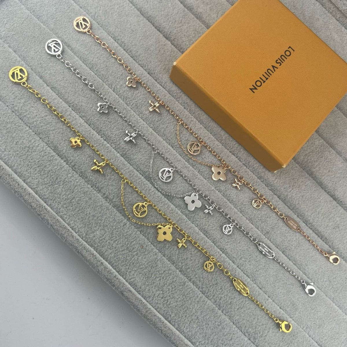 [Triumph Jewelry]SMOOTH MULTI FLOWER BRACELET
