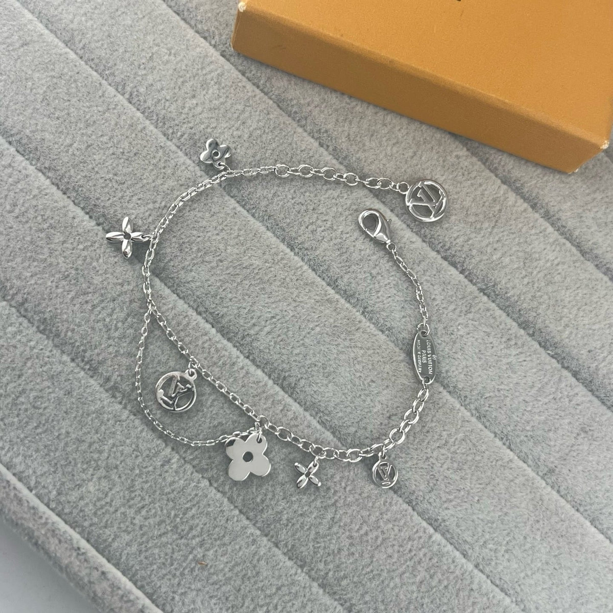 [Triumph Jewelry]SMOOTH MULTI FLOWER BRACELET