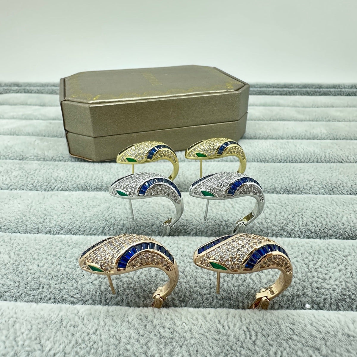 [Triumph Jewelry]FULL STONE TWO-TONE SNAKE EARRING STUDS