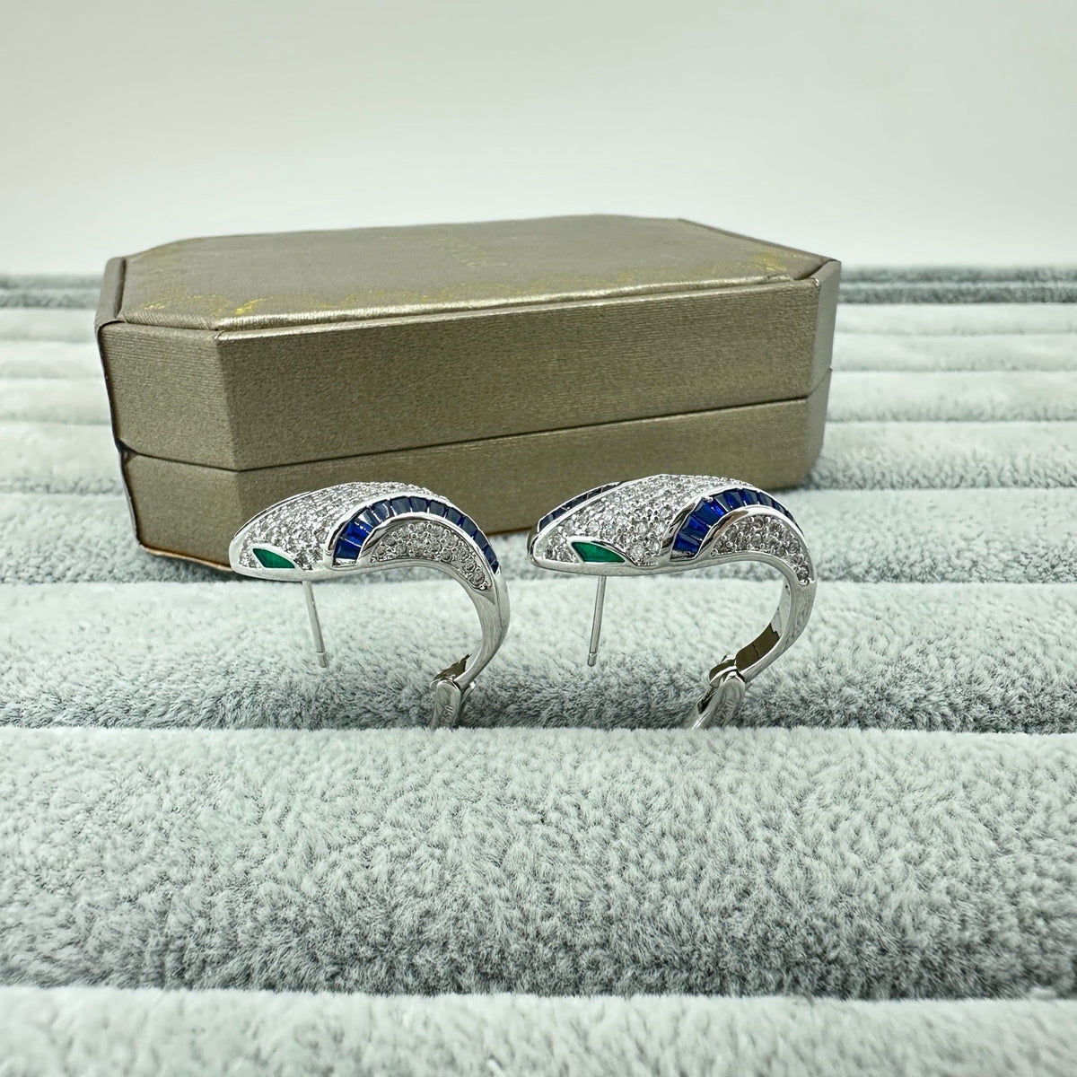 [Triumph Jewelry]FULL STONE TWO-TONE SNAKE EARRING STUDS