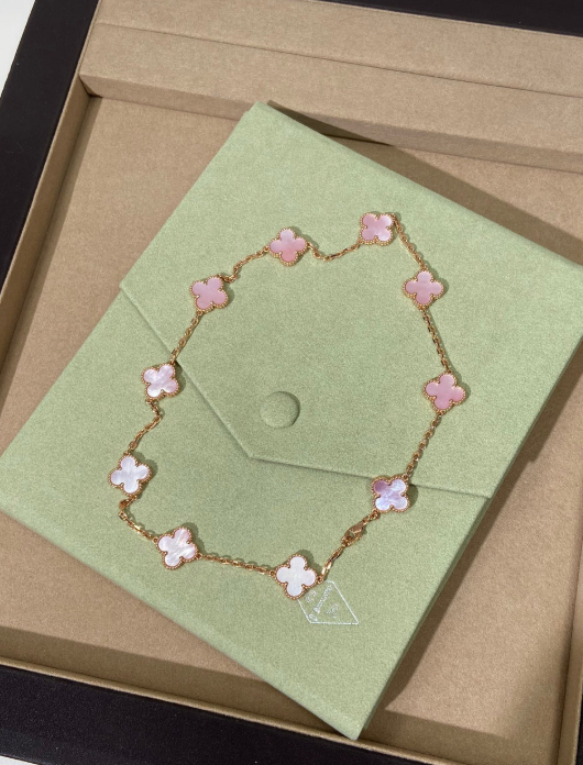 [Triumph Jewelry Jewellery] Pink Necklace with Ten Clover Designs