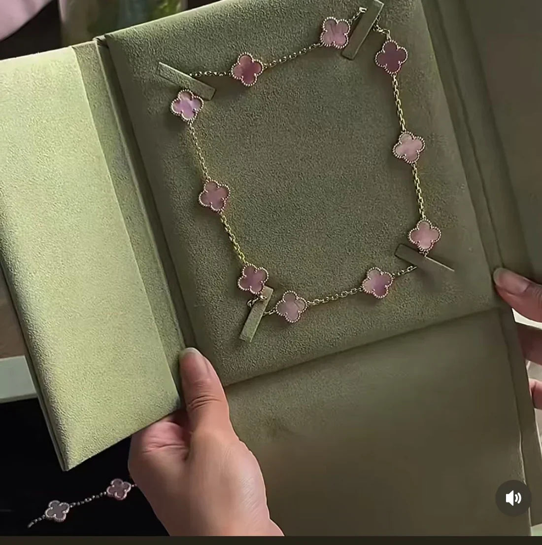 [Triumph Jewelry Jewellery] Pink Necklace with Ten Clover Designs