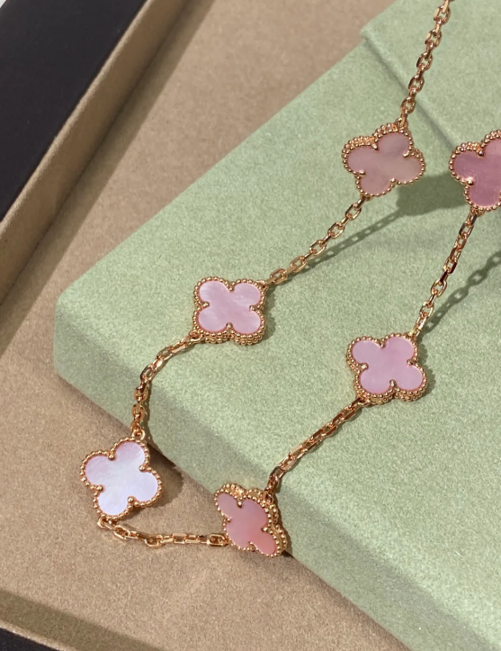 [Triumph Jewelry Jewellery] Pink Necklace with Ten Clover Designs