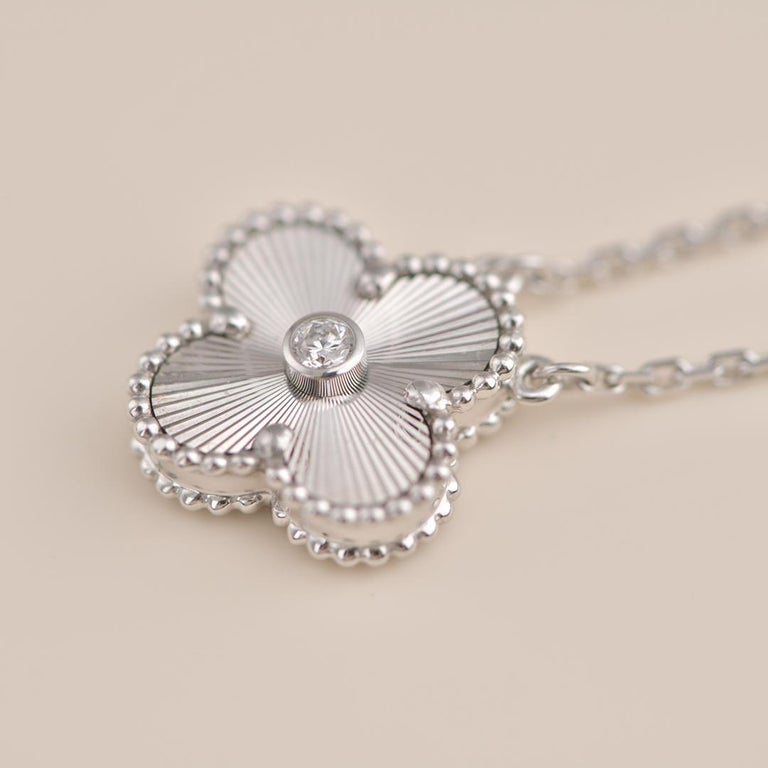 [Triumph Jewelry]CLOVER  15MM DIAMOND LASER NECKLACE SILVER