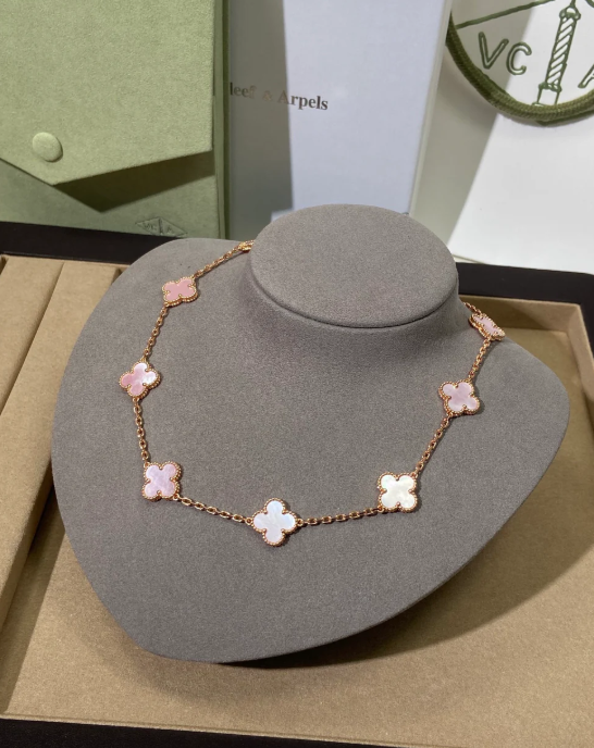 [Triumph Jewelry Jewellery] Pink Necklace with Ten Clover Designs