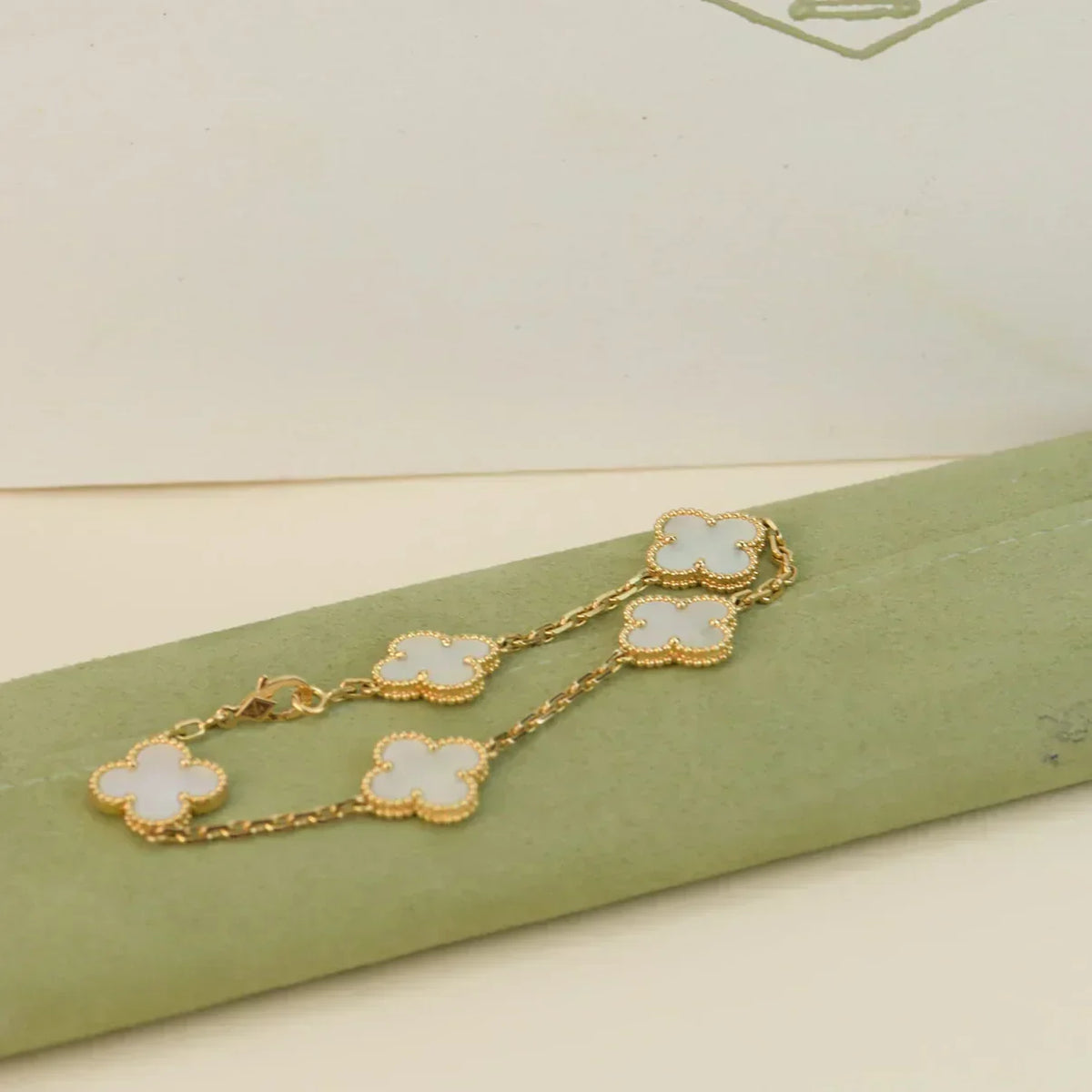 [Triumph Jewelry]CLOVER WHITE PEARL MOP 5 MOTIF BRACELET COLLECTION