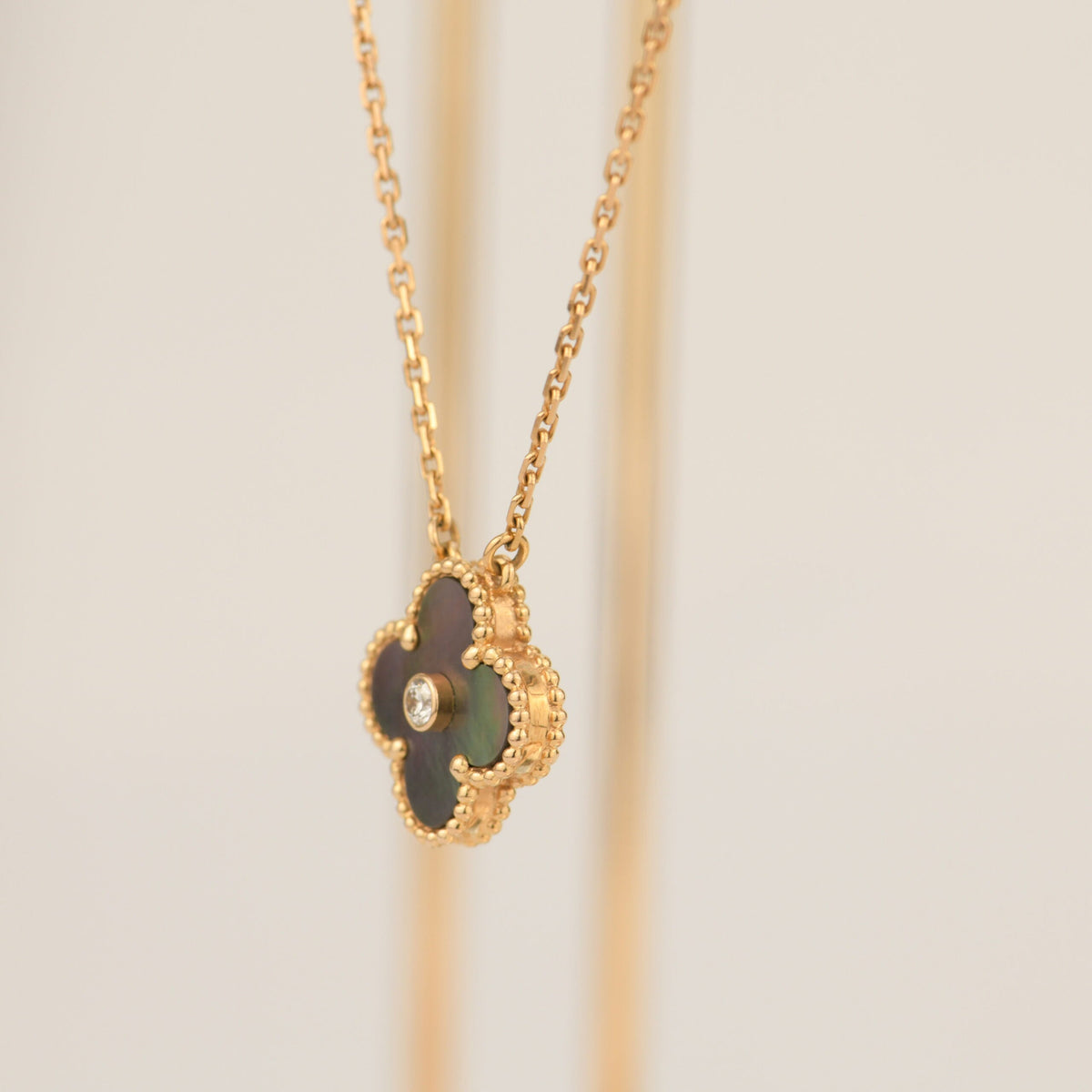 [Triumph Jewelry]CLOVER 15MM DIAMOND AND MOTHER-OF-GREY NECKLACE