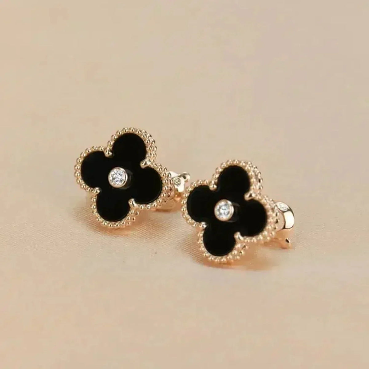 [Triumph Jewelry]CLOVER MEDIUM 1 MOTIFS ONYX DIAMOND EARRINGS