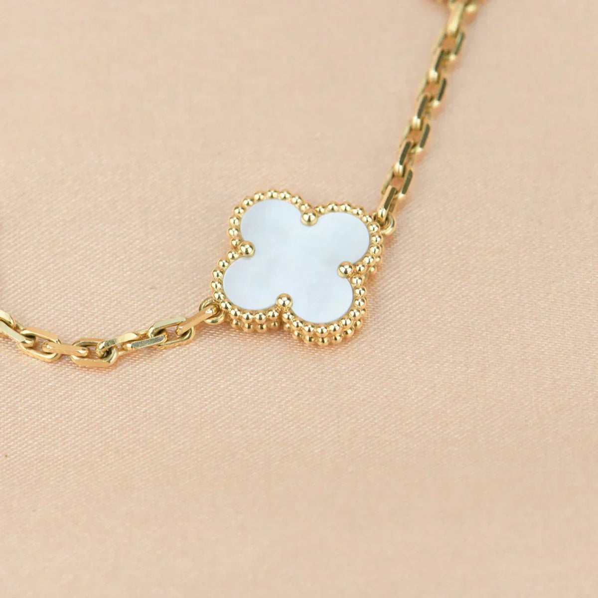 [Triumph Jewelry]CLOVER WHITE PEARL MOP 5 MOTIF BRACELET COLLECTION