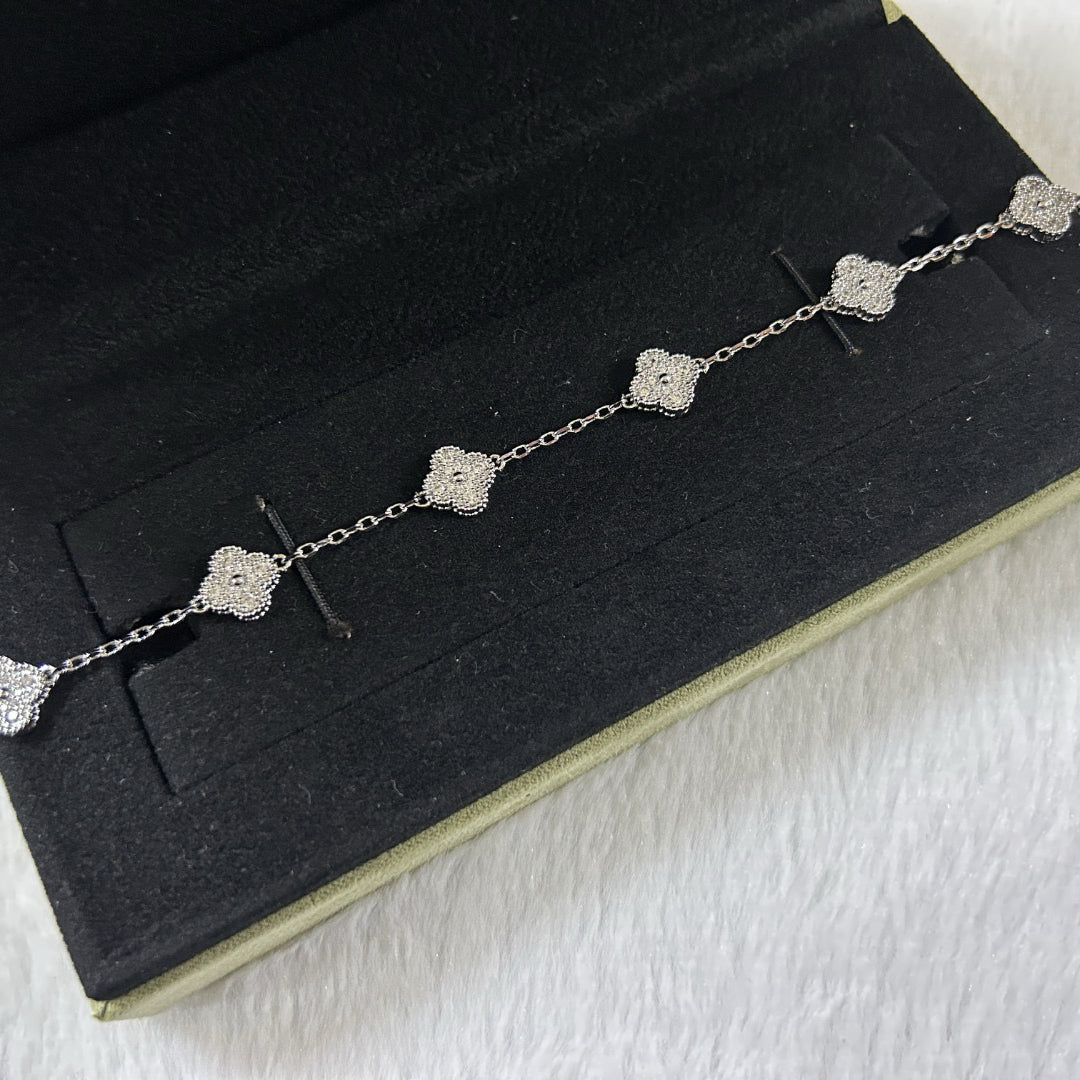 [Triumph Jewelry]CLOVER 6 MOTIF DIAMOND BRACELET