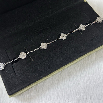 [Triumph Jewelry]CLOVER 6 MOTIF DIAMOND BRACELET