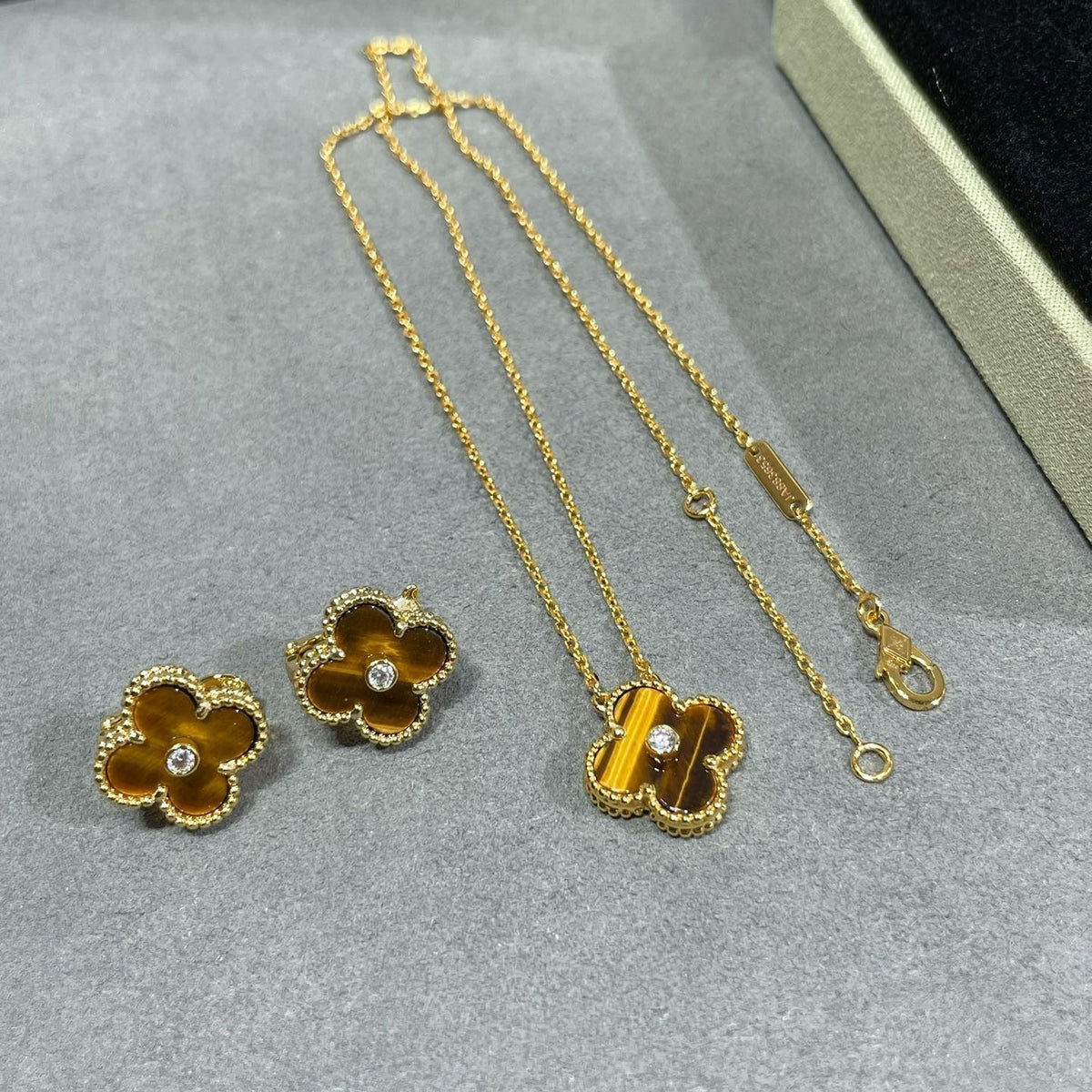 [Triumph Jewelry]CLOVER 15MM DIAMOND AND YELLOW TIGER'S EYE AGATE necklace