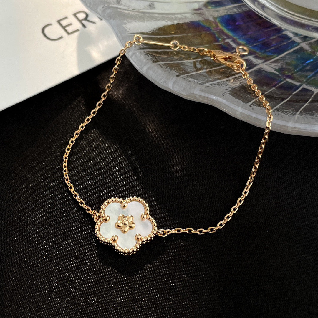 [Triumph Jewelry]LUCKY WHITE MOP PLUM BLOSSOM  BRACELET