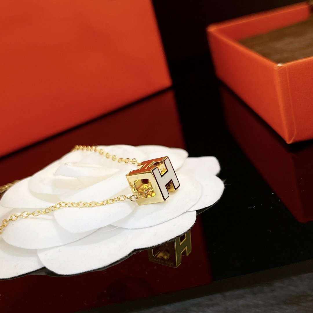 [Triumph Jewelry]H WHITE SQUARE GOLD NECKLACE
