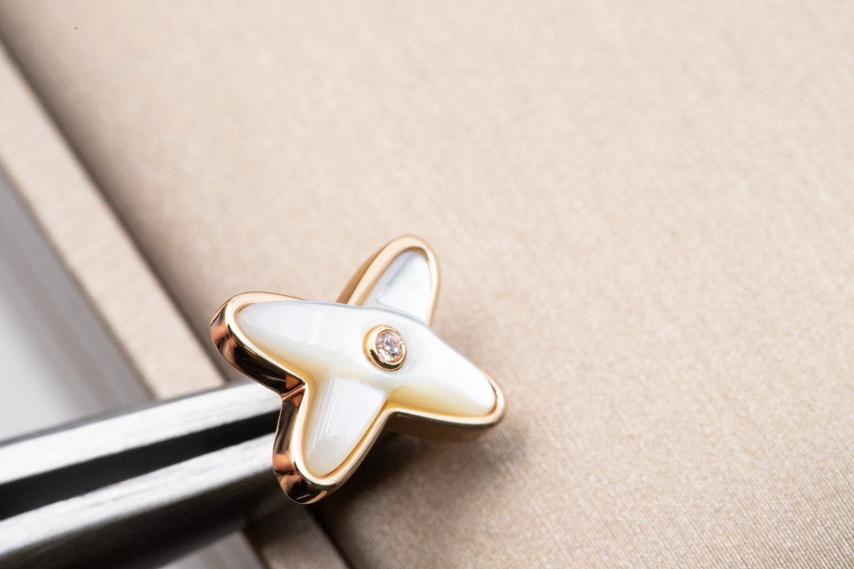 [Triumph Jewelry]JEUX DE WHITE MOP ROSE GOLD DIAMOND EARRINGS