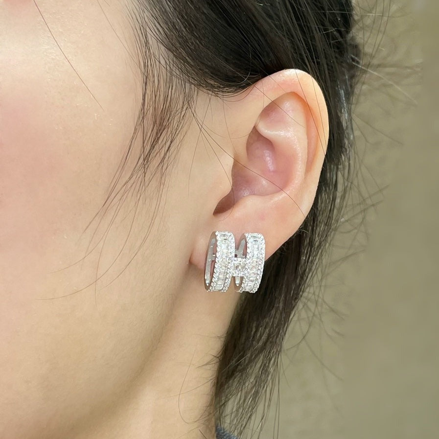 [Triumph Jewelry]H STUD EARRINGS WITH SILVER DIAMONDS