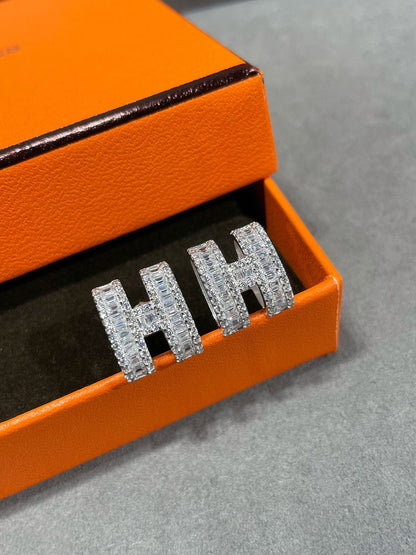 [Triumph Jewelry]H STUD EARRINGS WITH SILVER DIAMONDS