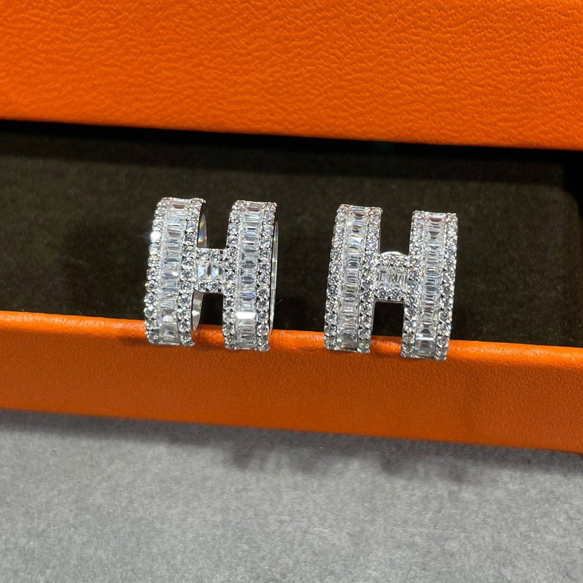 [Triumph Jewelry]H STUD EARRINGS WITH SILVER DIAMONDS