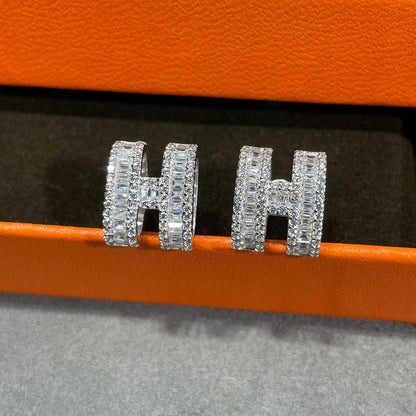 [Triumph Jewelry]H STUD EARRINGS WITH SILVER DIAMONDS