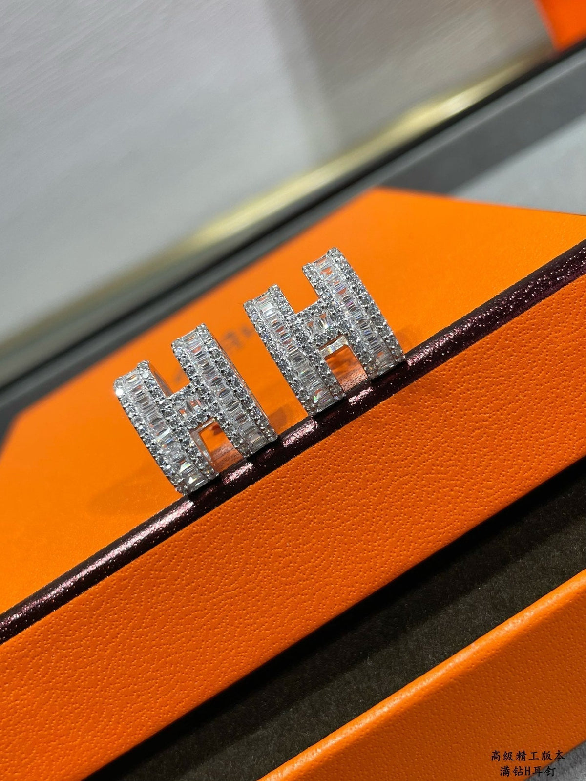 [Triumph Jewelry]H STUD EARRINGS WITH SILVER DIAMONDS