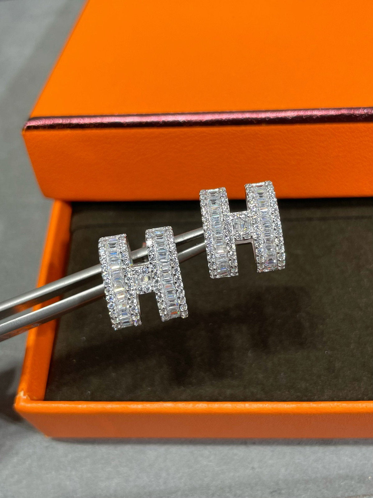 [Triumph Jewelry]H STUD EARRINGS WITH SILVER DIAMONDS