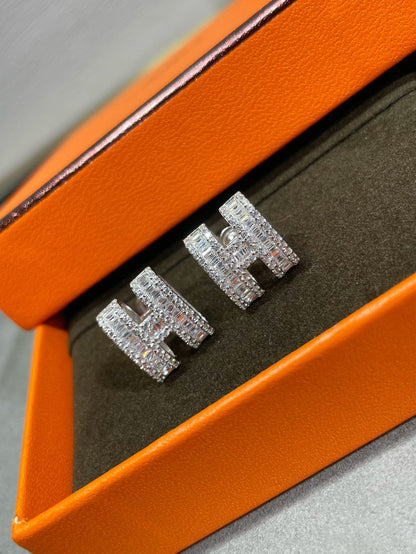 [Triumph Jewelry]H STUD EARRINGS WITH SILVER DIAMONDS
