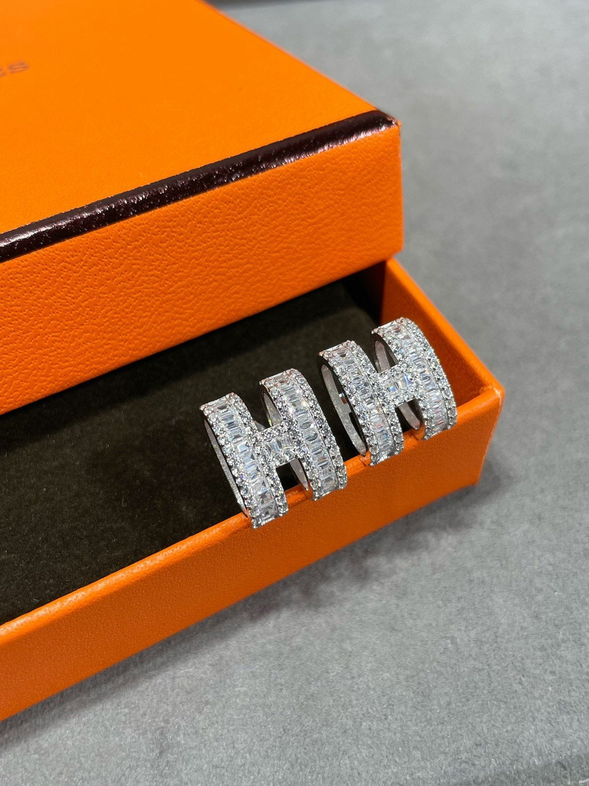 [Triumph Jewelry]H STUD EARRINGS WITH SILVER DIAMONDS