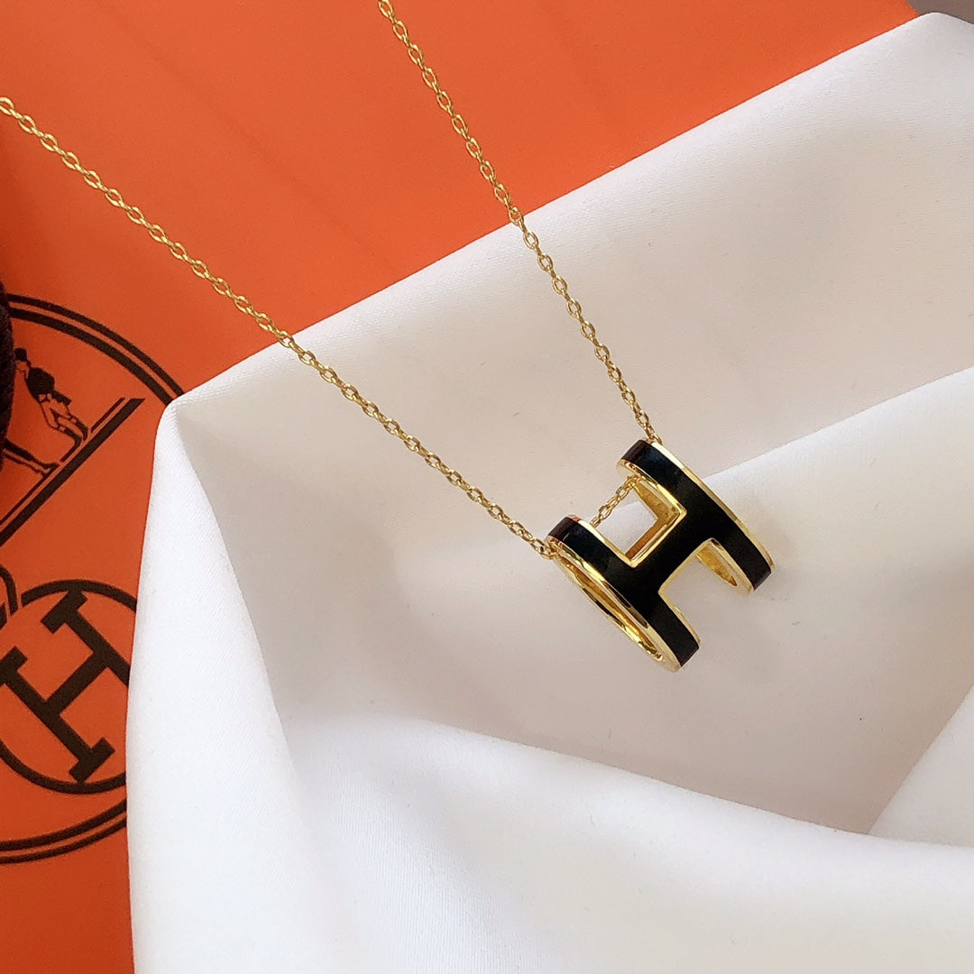 [Triumph Jewelry]HM CLIC BLACK ENAMEL GOLD NECKLACE