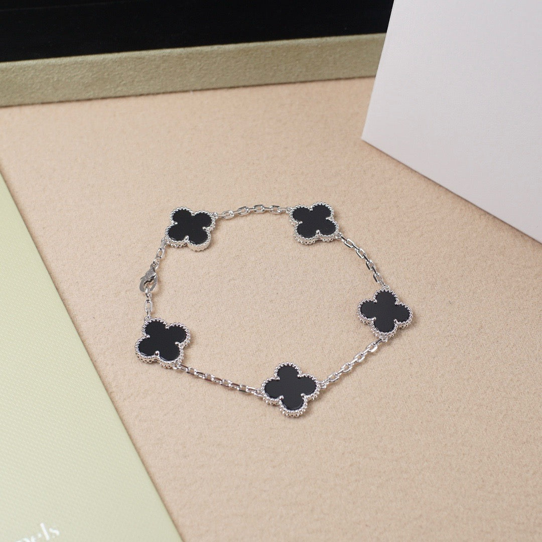[Triumph Jewelry] CLOVER 5 MOTIF ONYXS BRACELET COLLECTION