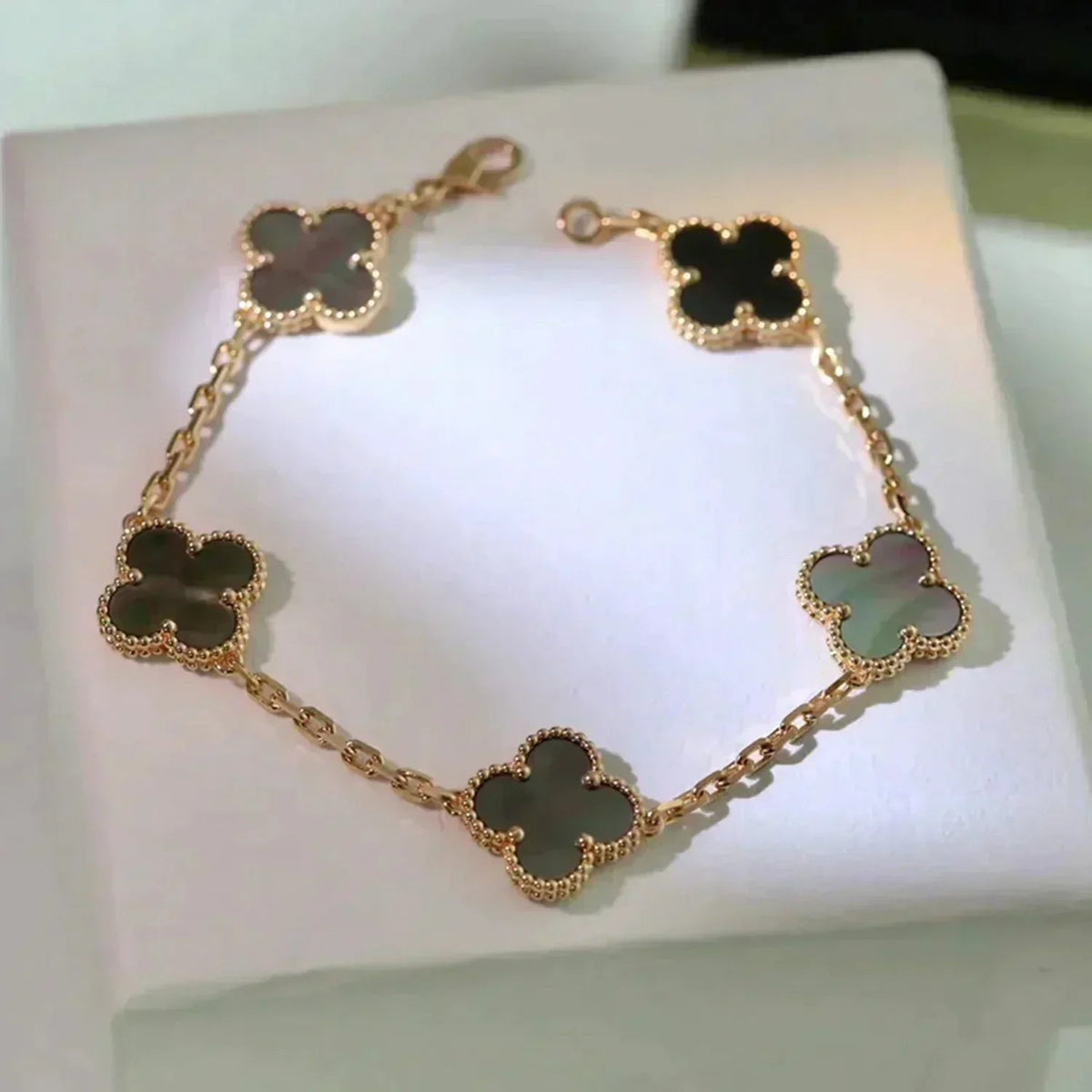 [Triumph Jewelry] CLOVER 5 MOTIF GRAY MOP BRACELET COLLECTION
