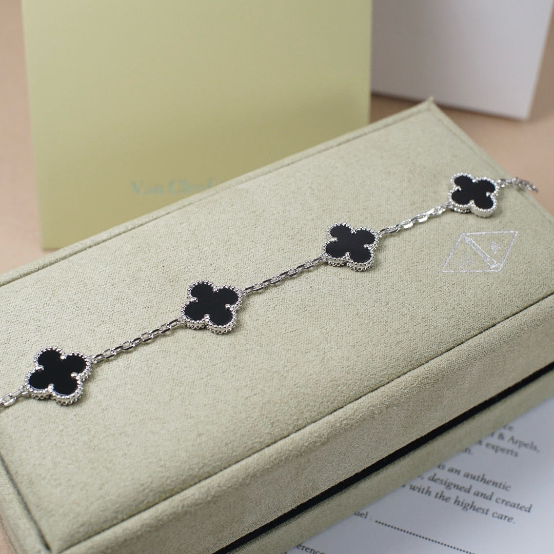 [Triumph Jewelry] CLOVER 5 MOTIF ONYXS BRACELET COLLECTION