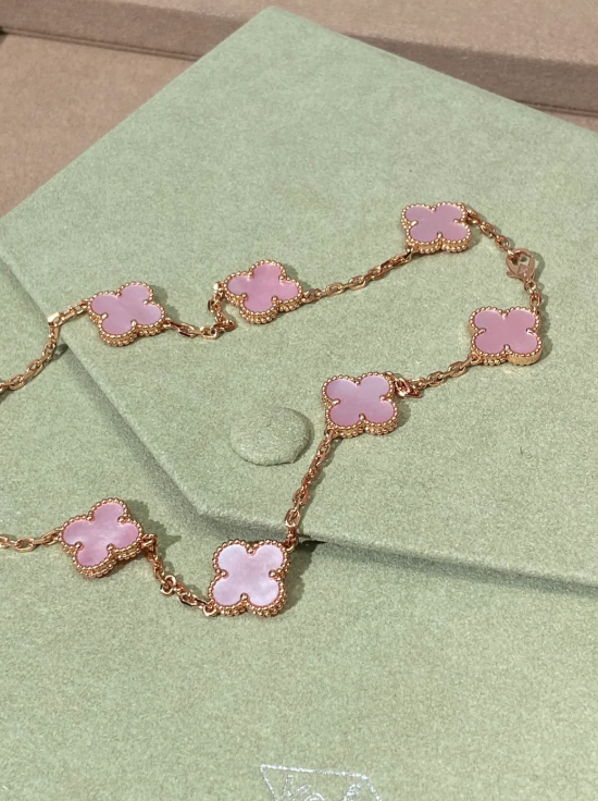 [Triumph Jewelry Jewellery] Pink Necklace with Ten Clover Designs