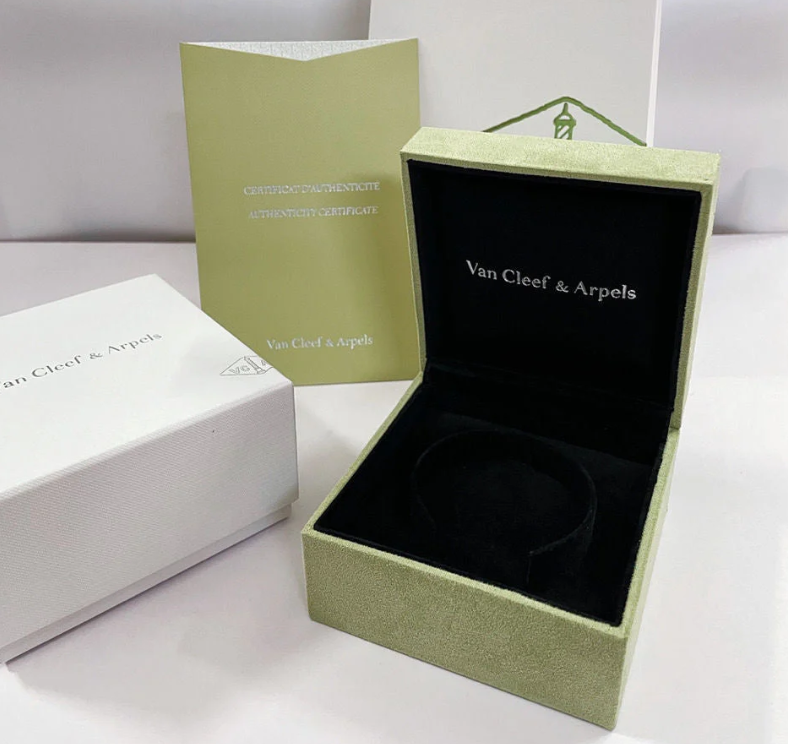 [Triumph Jewelry]CLOVER 15MM LASER NECKLACE AND BOX
